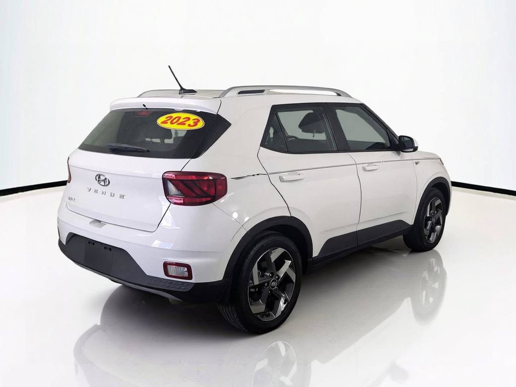 Used 2023 Hyundai Venue SEL FWD image 5