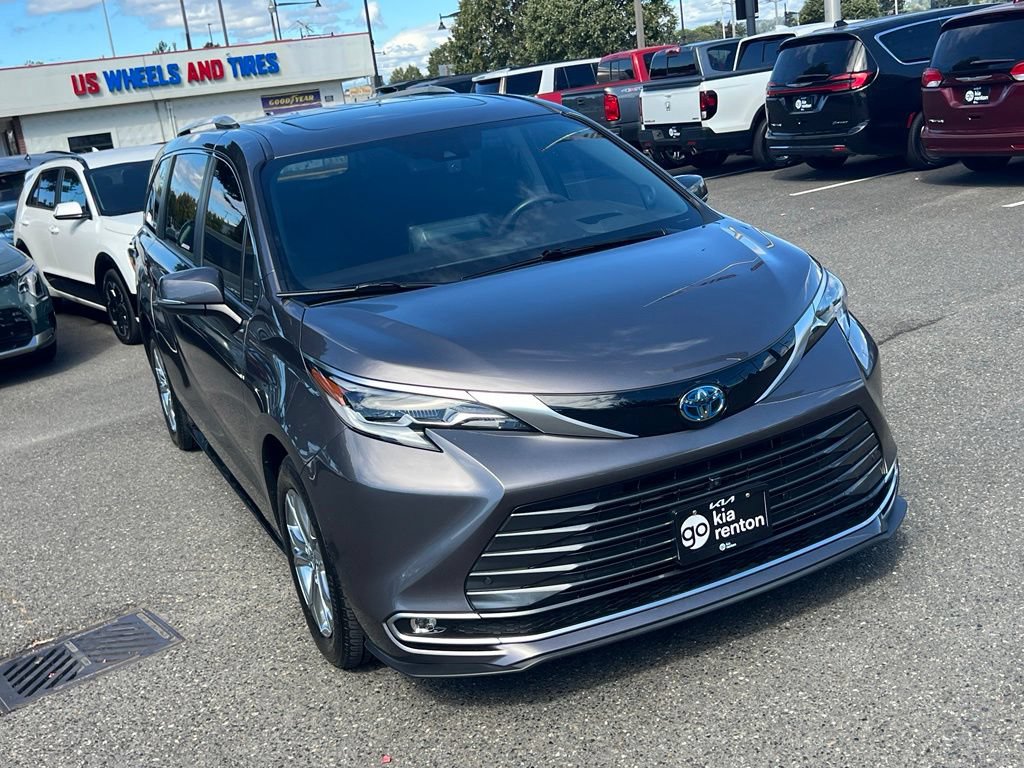 Used 2022 Toyota Sienna Platinum AWD/4WD image 3