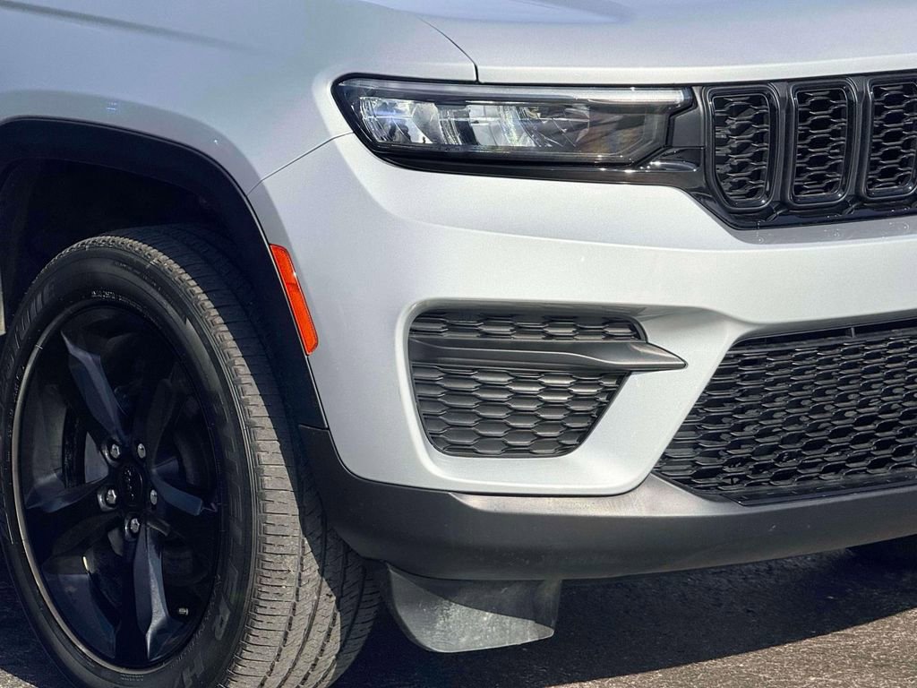 Used 2024 Jeep Grand Cherokee Altitude AWD/4WD image 5
