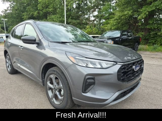 Used 2024 Ford Escape ST-Line w/ Tech Pack #1 AWD/4WD image 4