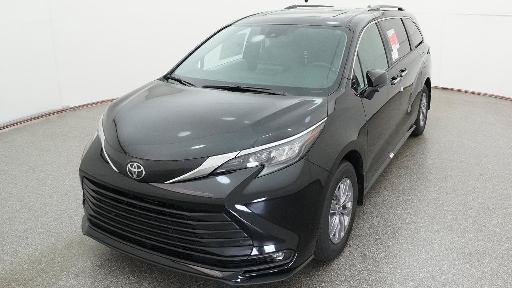 New 2026 Toyota Sienna XLE FWD image 3