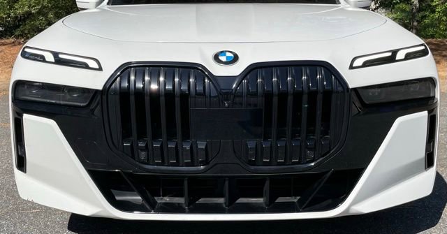 Used 2023 BMW 740i w/ Parking Assistance Package RWD image 11