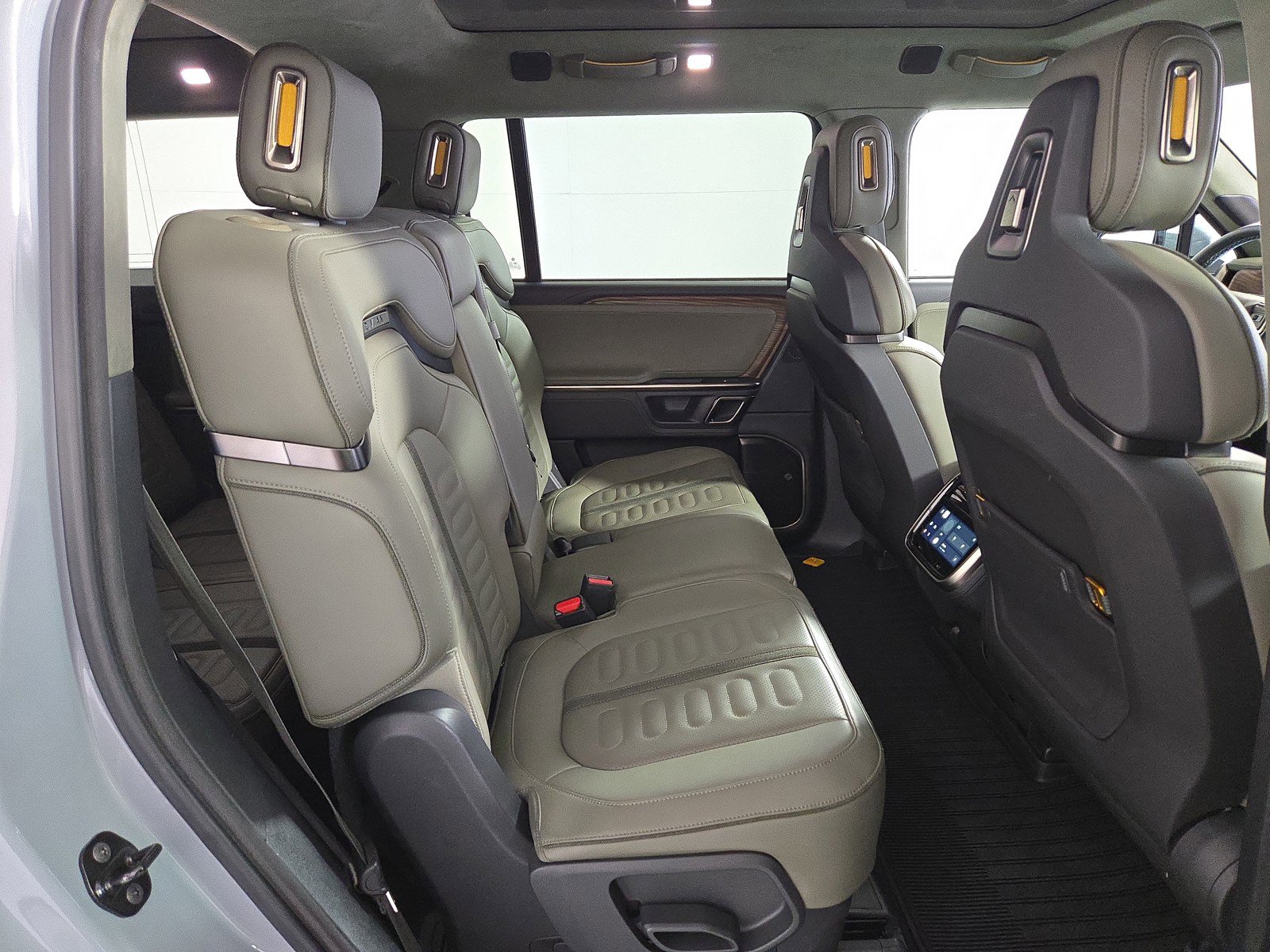 Used 2024 Rivian R1S Adventure AWD/4WD image 23