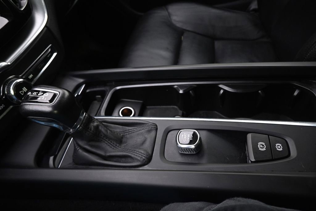 Used 2018 Volvo XC60 T6 Momentum w/ Vision Package image 29