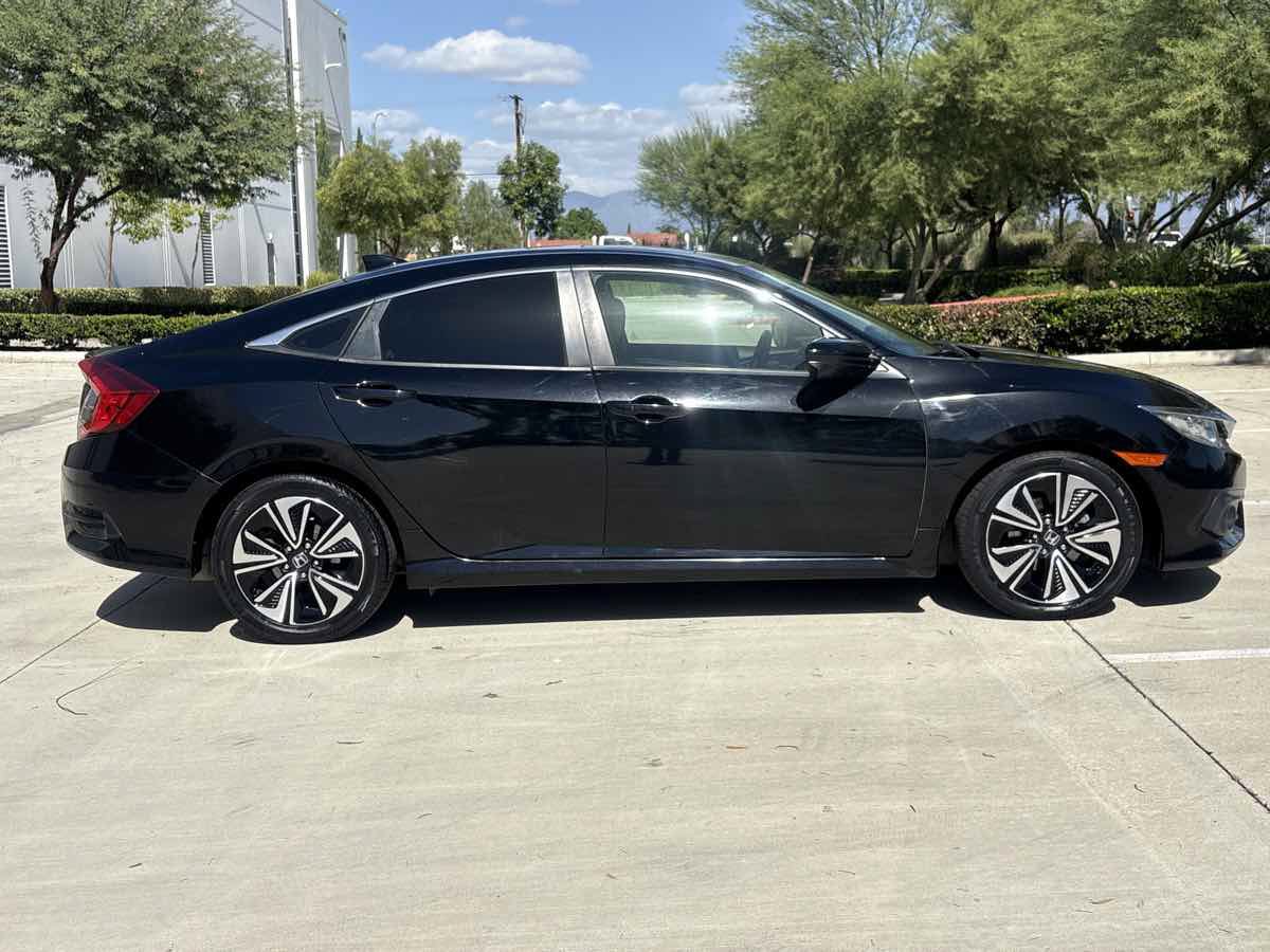 Used 2018 Honda Civic EX-T image 2