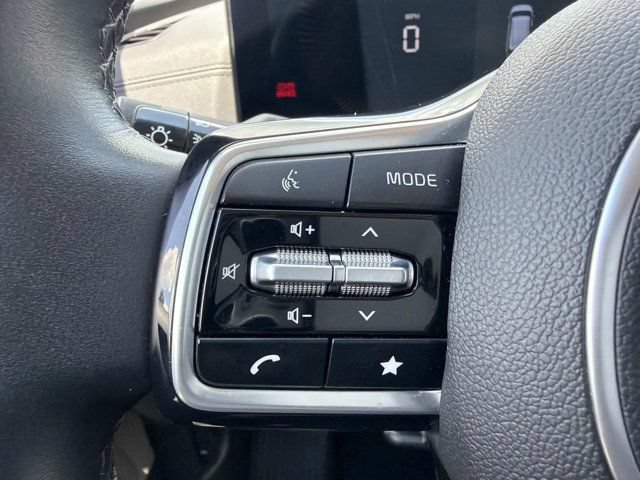 Used 2025 Kia Carnival FWD image 23