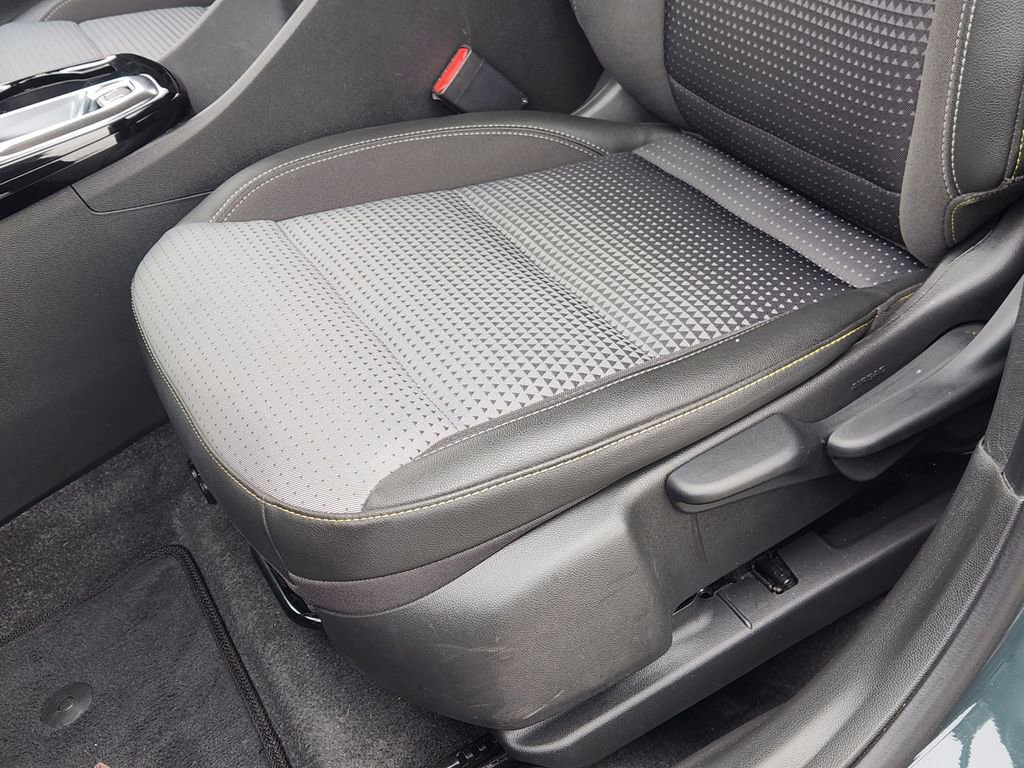 Used 2025 Chevrolet Trax LT FWD image 23