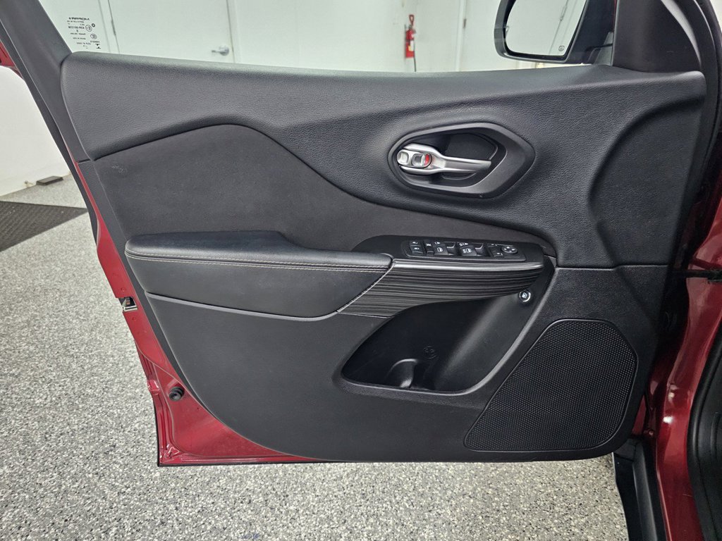 Used 2015 Jeep Cherokee Latitude w/ Comfort/Convenience Group FWD image 14