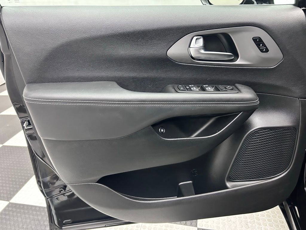 Used 2025 Chrysler Pacifica Select image 10