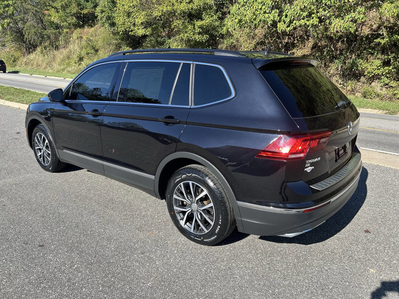Used 2020 Volkswagen Tiguan SE w/ Panoramic Sunroof Package image 5