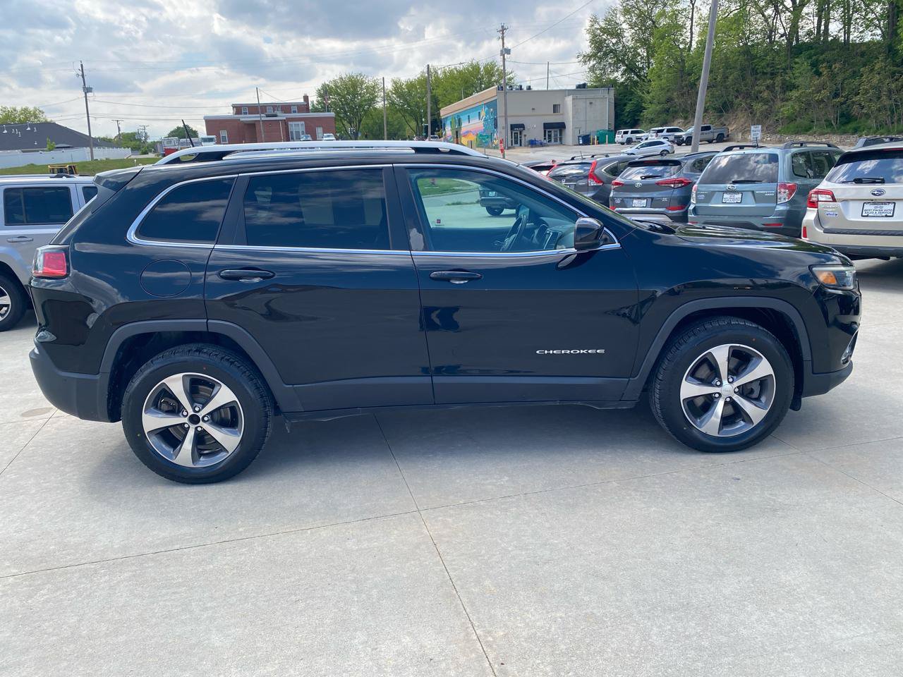 Used 2019 Jeep Cherokee Limited w/ Technology Group AWD/4WD image 5
