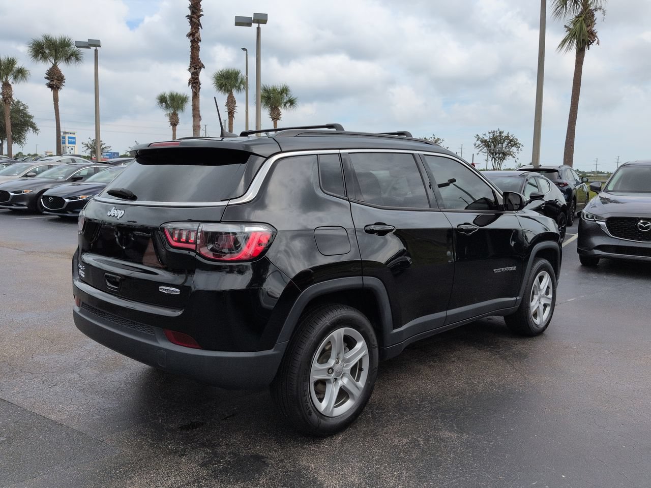 Used 2023 Jeep Compass Latitude w/ Sun and Sound Group AWD/4WD image 4