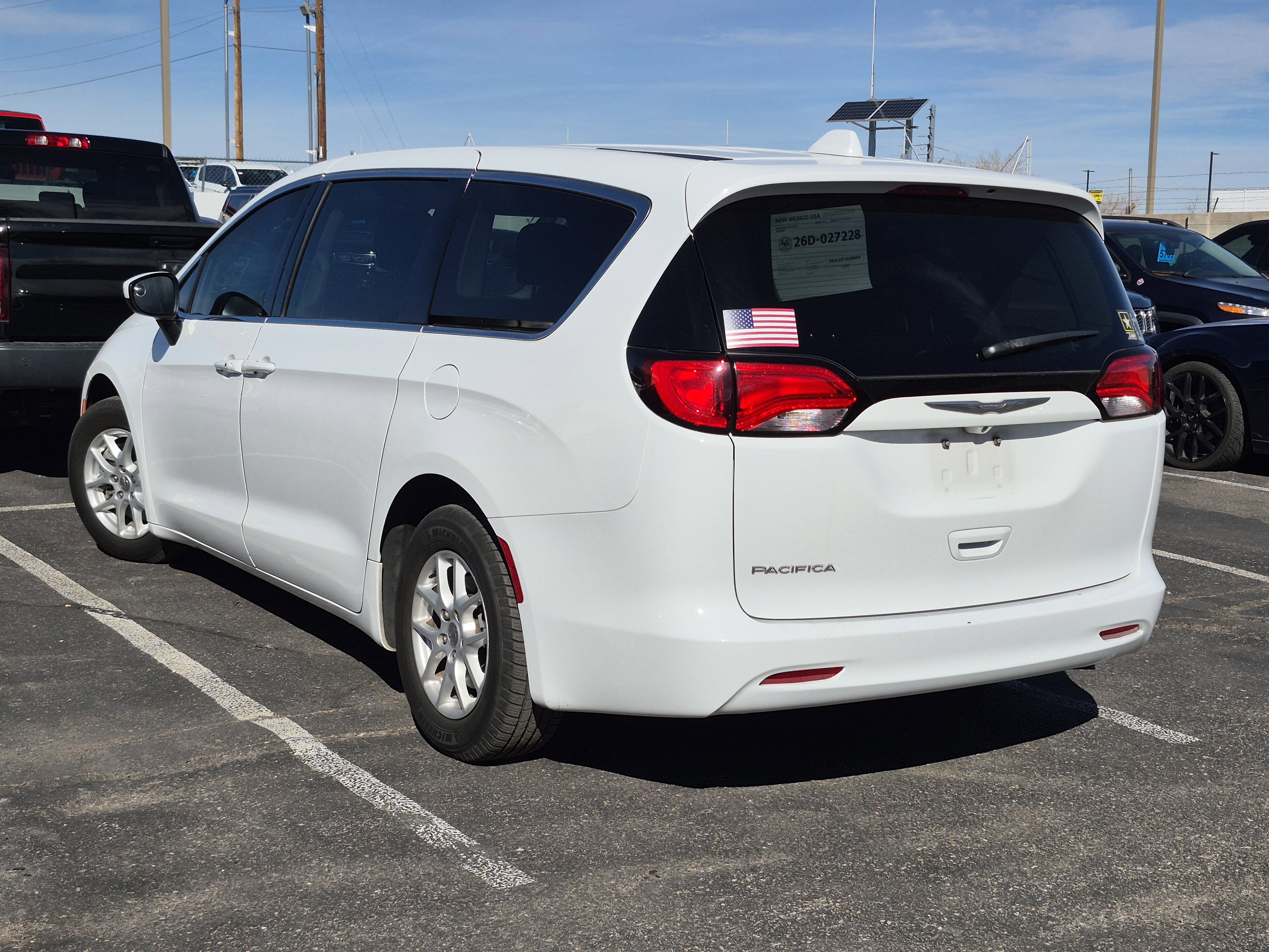 Used 2017 Chrysler Pacifica LX image 9