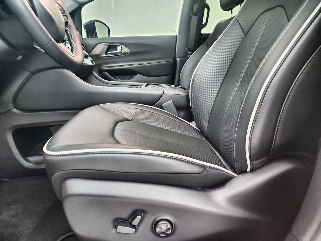 New 2027 Chrysler Pacifica Limited AWD/4WD image 19