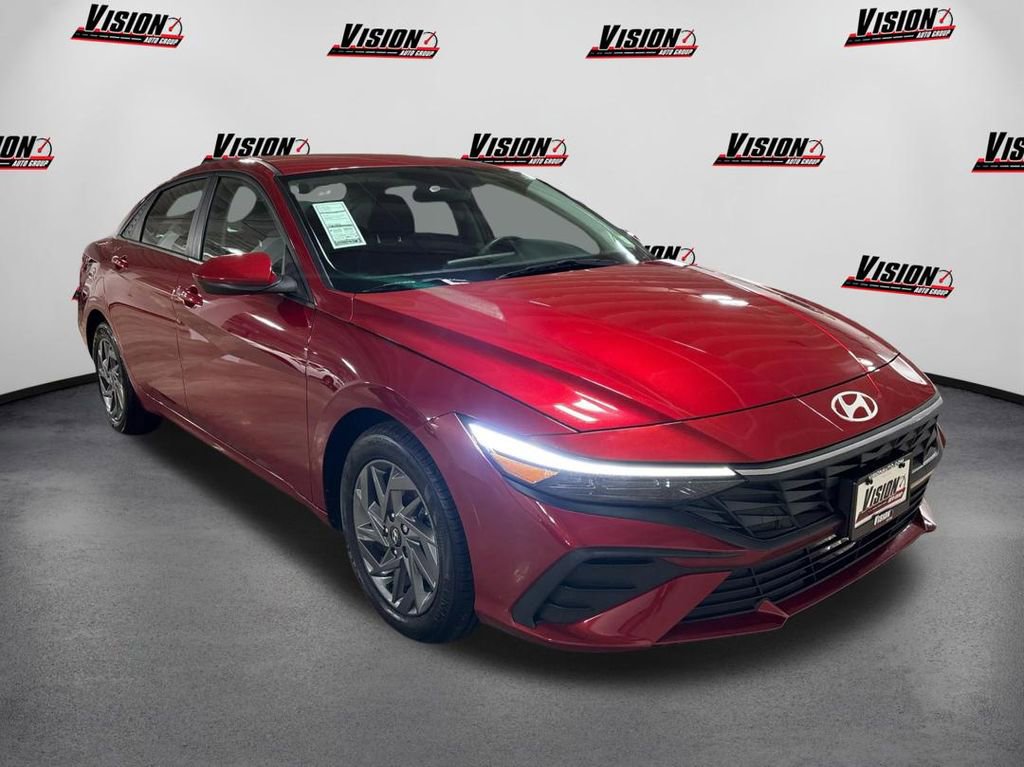 Used 2024 Hyundai Elantra SEL image 3