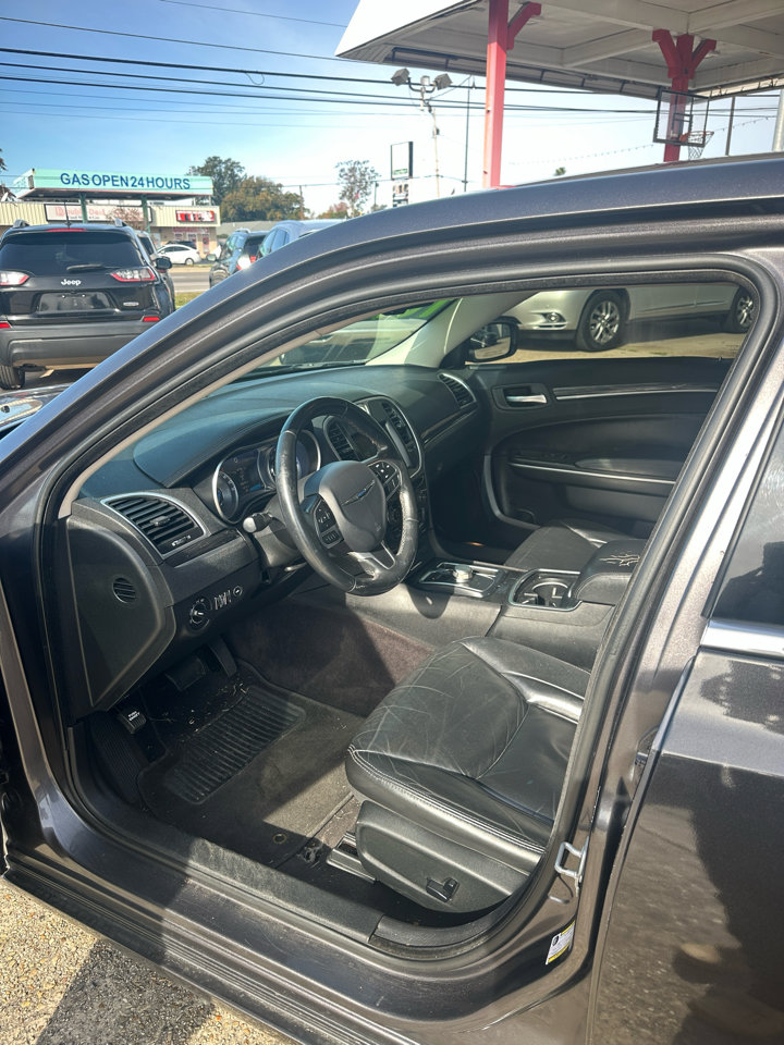 Used 2018 Chrysler 300 Touring L image 5