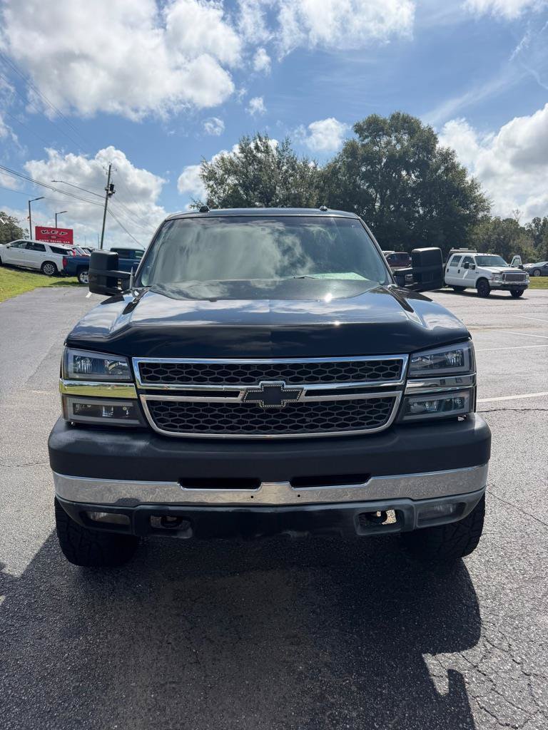 Used 2005 Chevrolet Silverado 2500 LT w/ Heavy-Duty Power Package AWD/4WD image 2