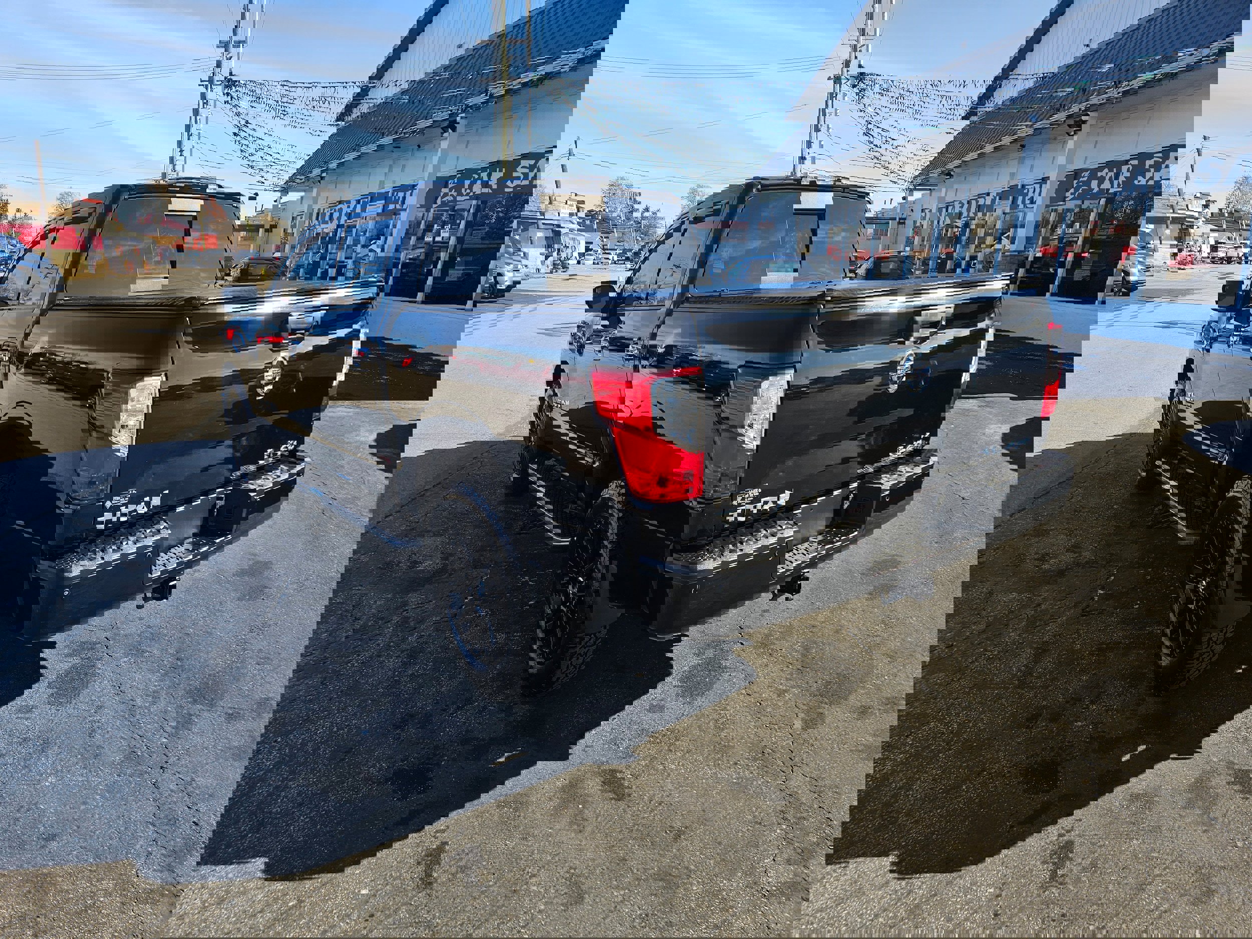 Used 2017 Nissan Titan SL image 7