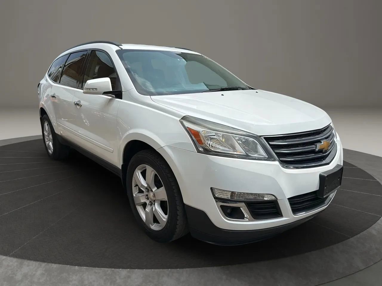 Used 2017 Chevrolet Traverse LT w/ Style and Technology Package image 3