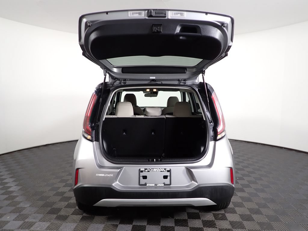 Used 2025 Kia Soul LX w/ LX Technology Package FWD image 12