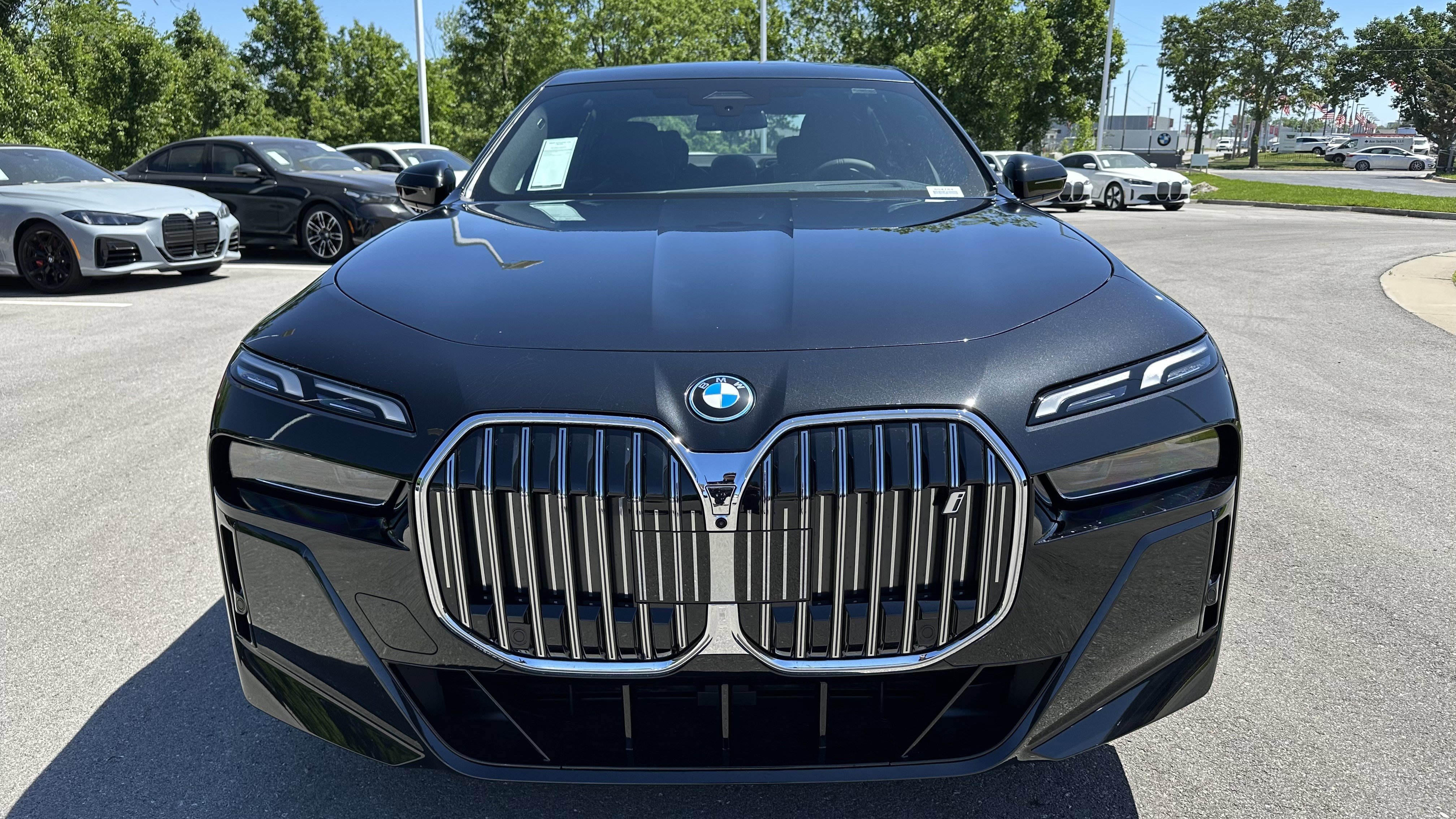 Used 2025 BMW i7 xDrive60 w/ M Sport Package RWD image 3