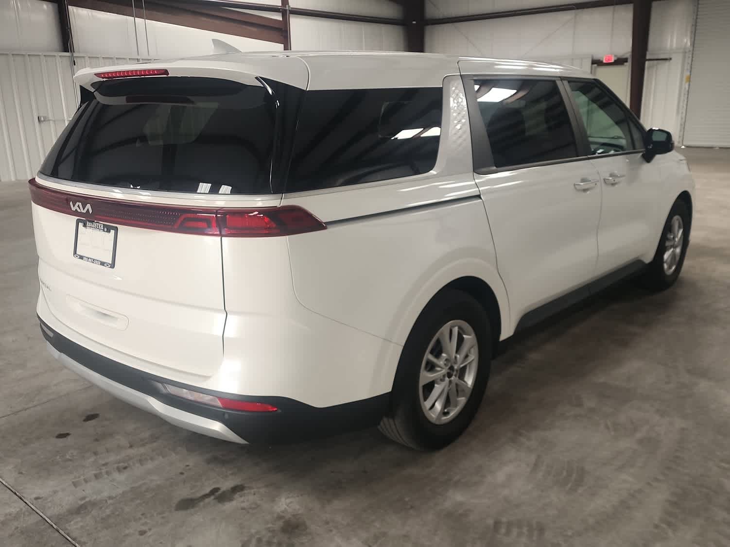 Used 2024 Kia Carnival LX FWD image 5
