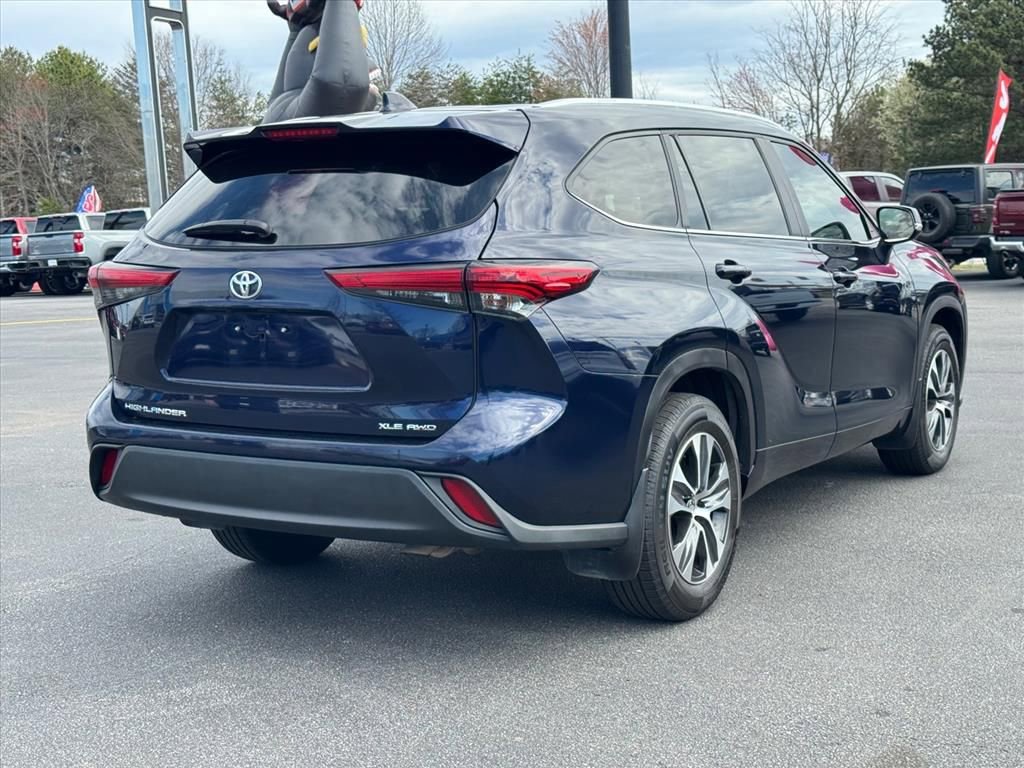 Used 2023 Toyota Highlander XLE image 3