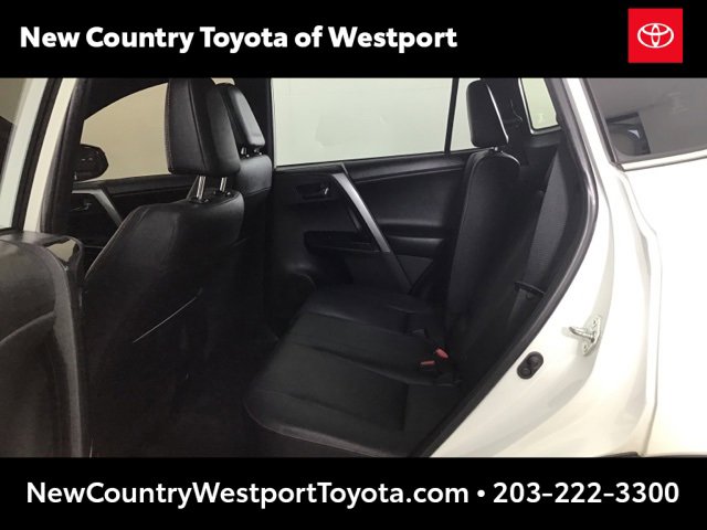 Used 2018 Toyota RAV4 SE image 18