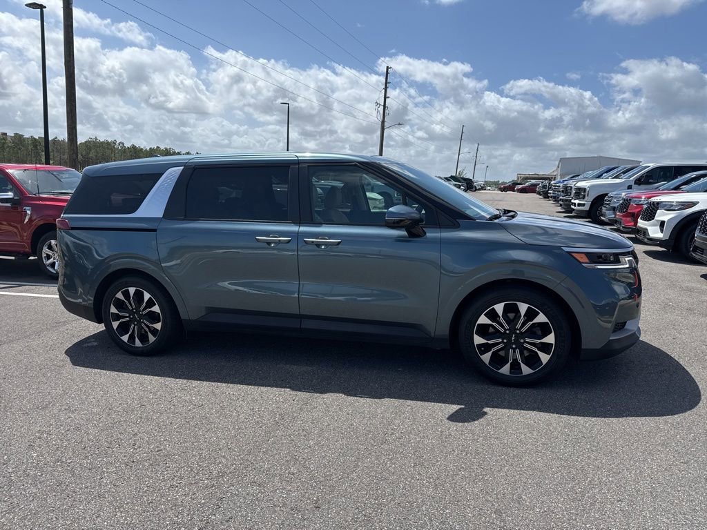 Used 2023 Kia Carnival EX image 1