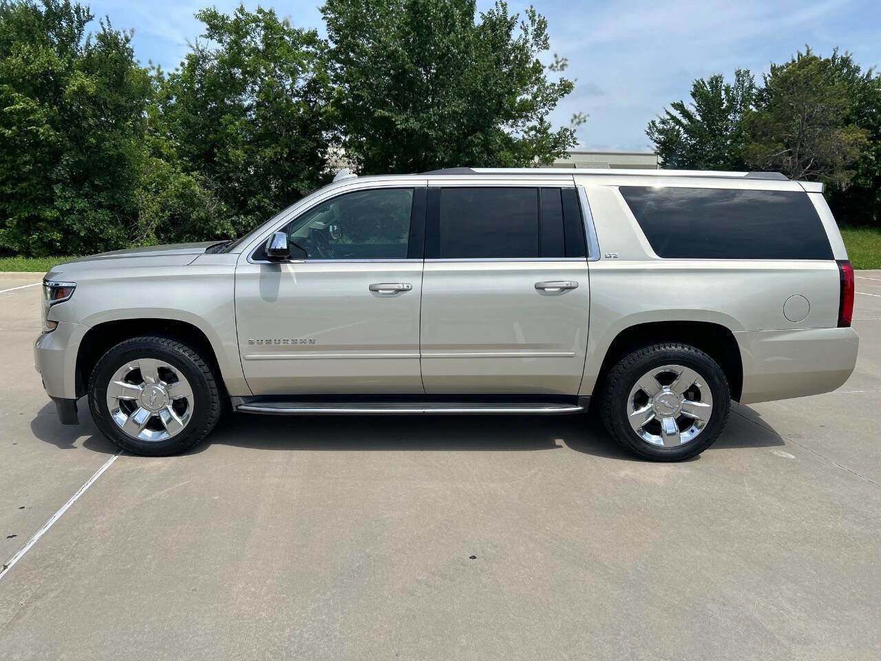 Used 2016 Chevrolet Suburban LTZ RWD image 9