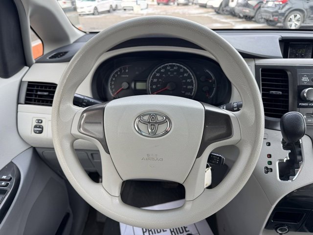 Used 2014 Toyota Sienna L image 19