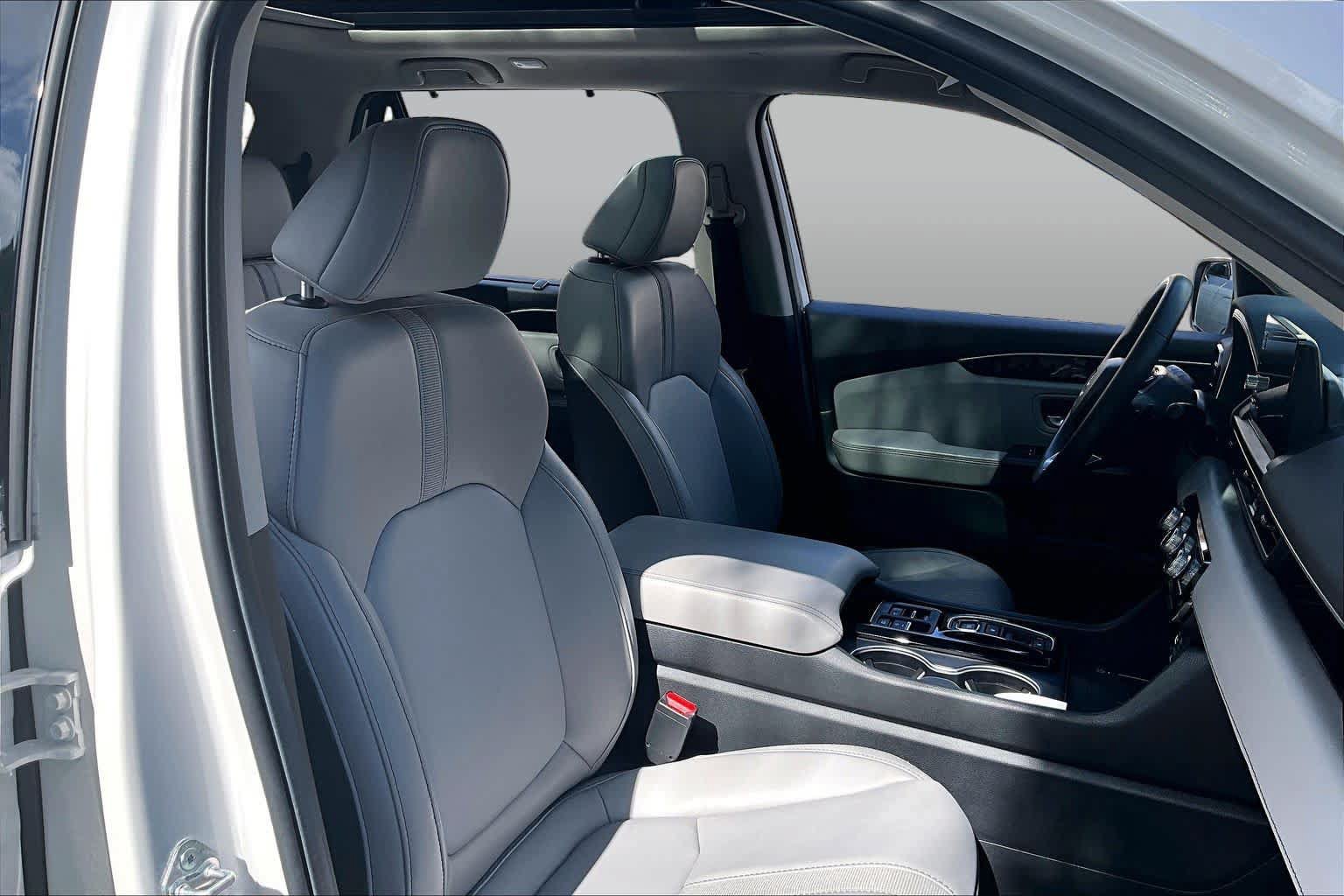 Used 2025 Honda Pilot Touring image 9