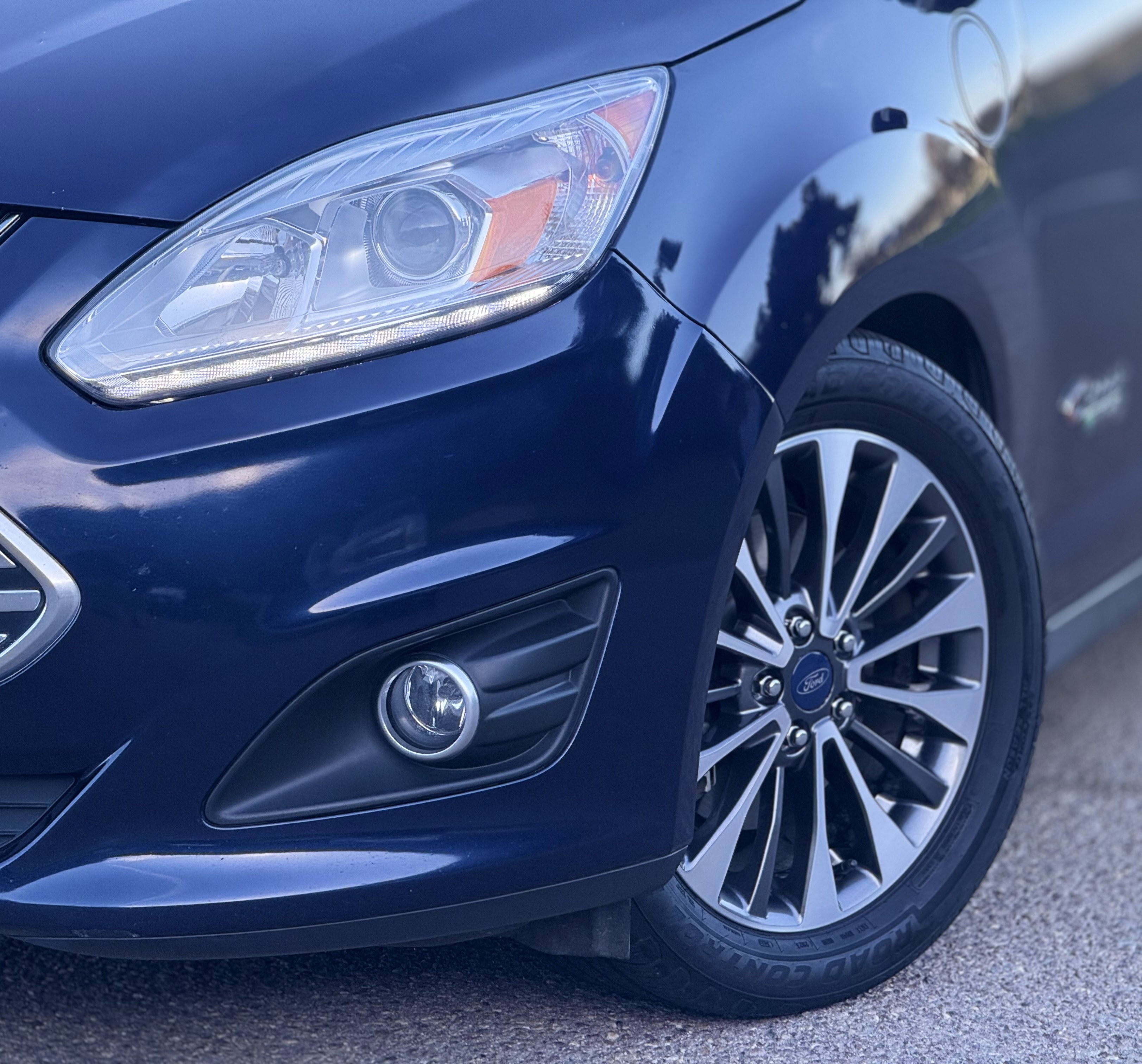 Used 2017 Ford C-MAX Energi Titanium FWD image 13