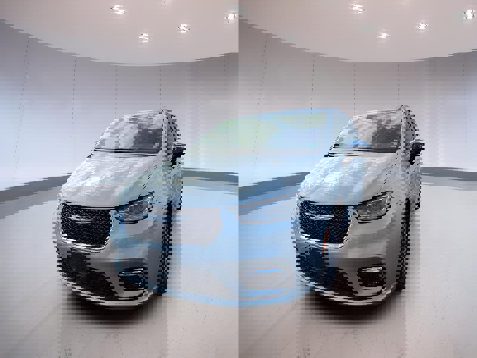 Used 2023 Chrysler Pacifica Limited w/ Uconnect Theater Family Group image 2