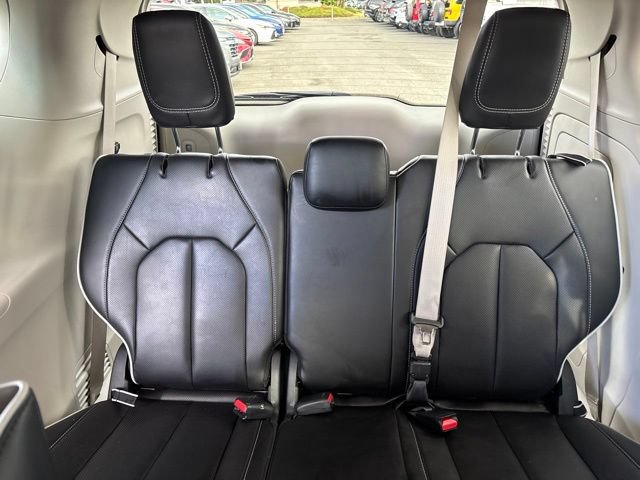 Used 2023 Chrysler Pacifica Limited w/ Uconnect Theater Family Group FWD image 29