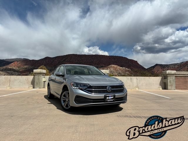 Used 2024 Volkswagen Jetta SE FWD image 2