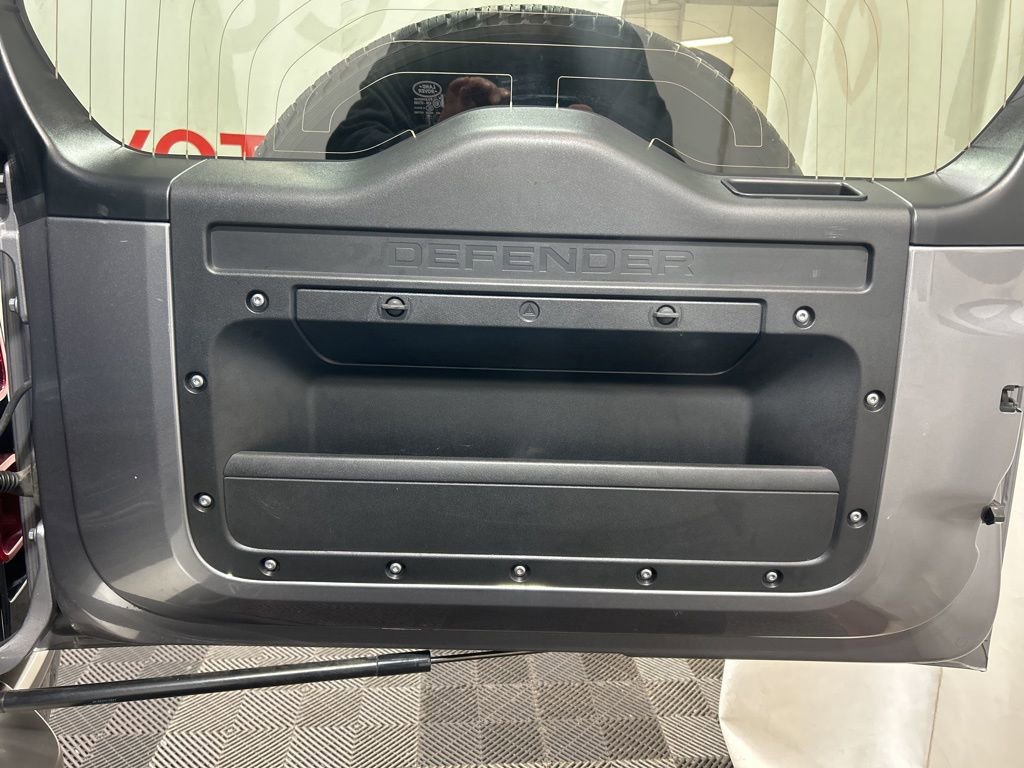 Used 2022 Land Rover Defender 90 X-Dynamic SE image 17
