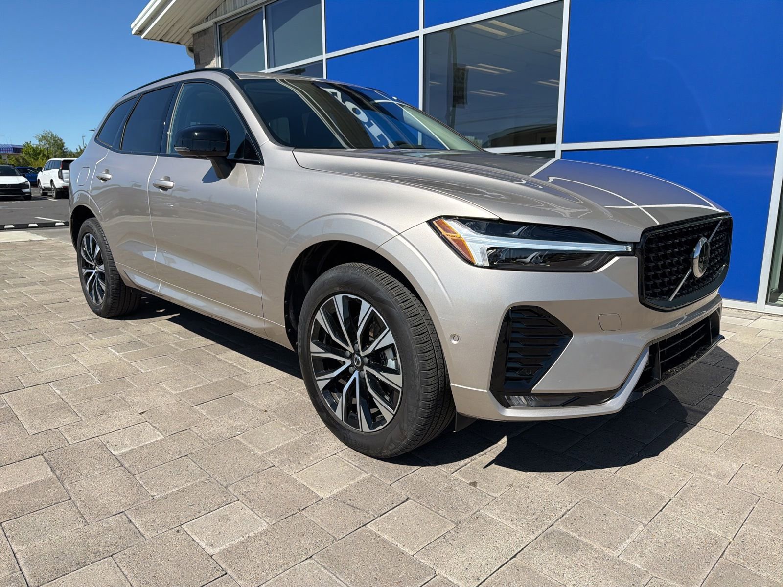 Used 2025 Volvo XC60 B5 Plus AWD/4WD image 2