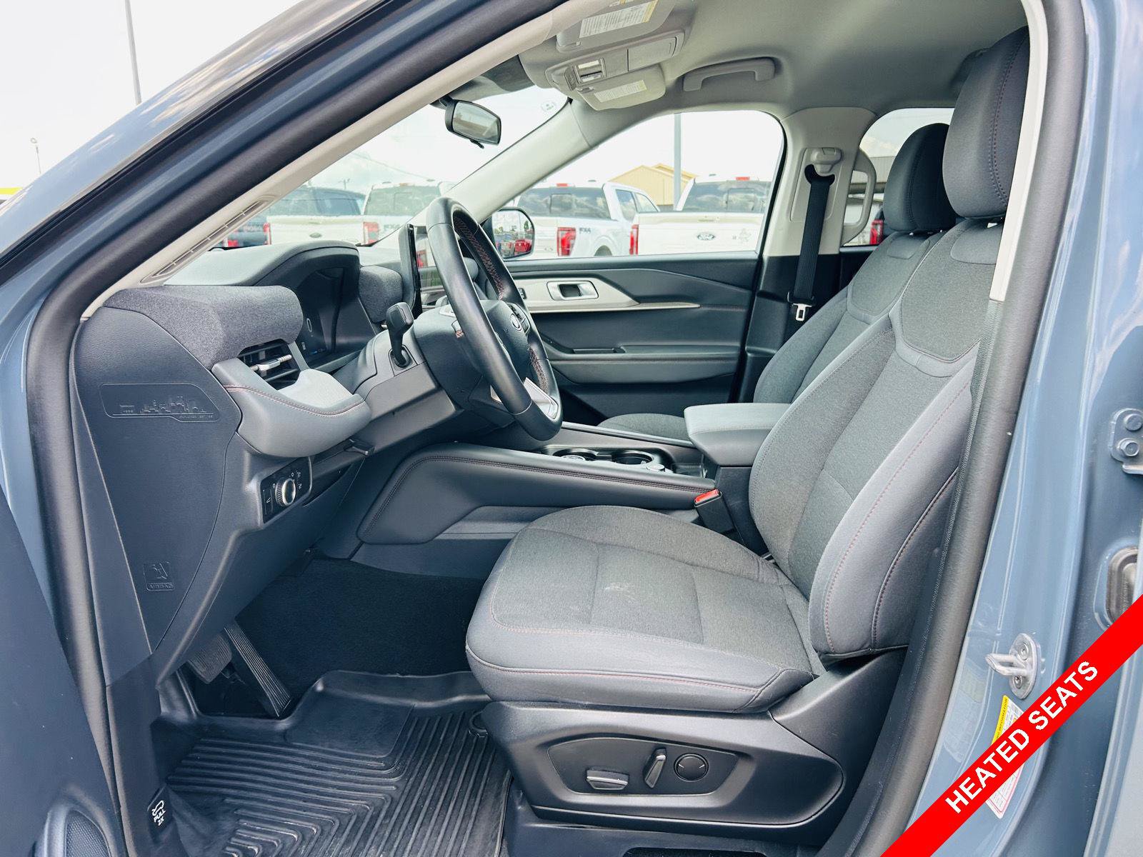 Used 2025 Ford Explorer Active AWD/4WD image 3