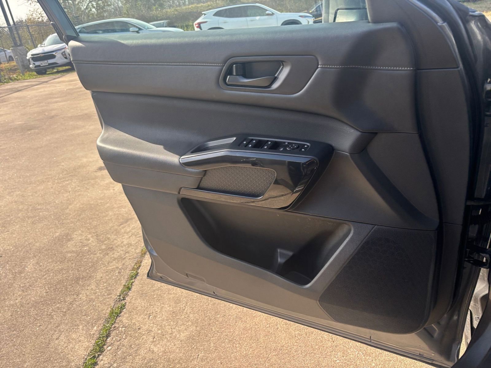 Used 2025 Nissan Pathfinder SV image 18