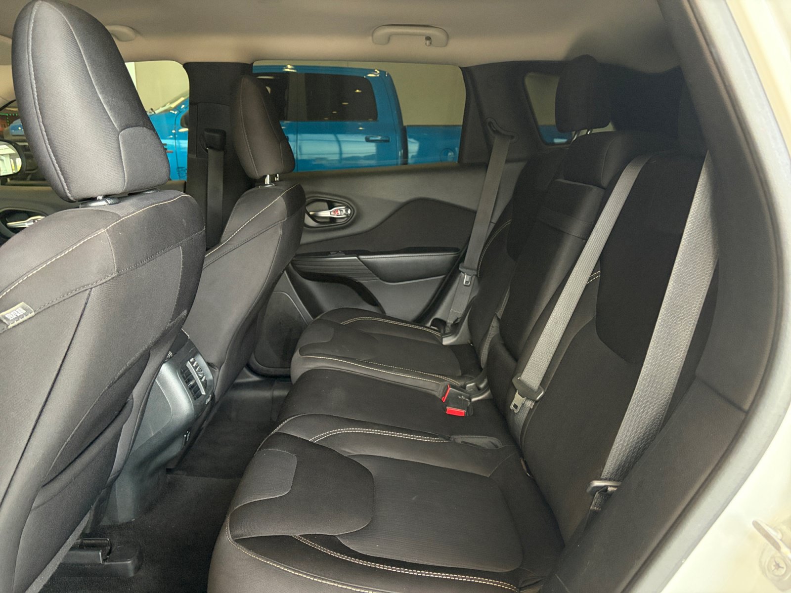 Used 2015 Jeep Cherokee Latitude FWD image 16