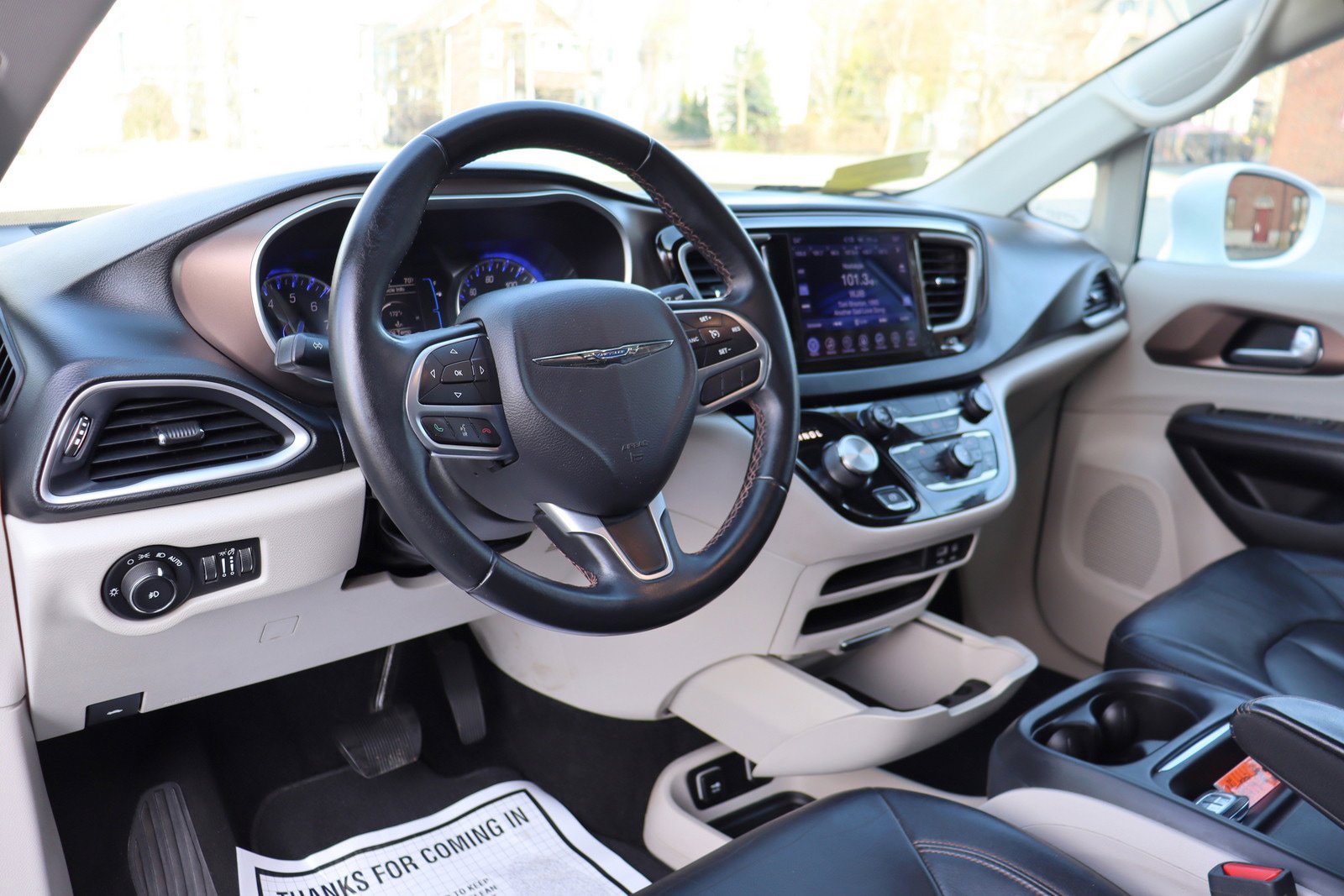 Used 2017 Chrysler Pacifica Touring-L FWD image 10