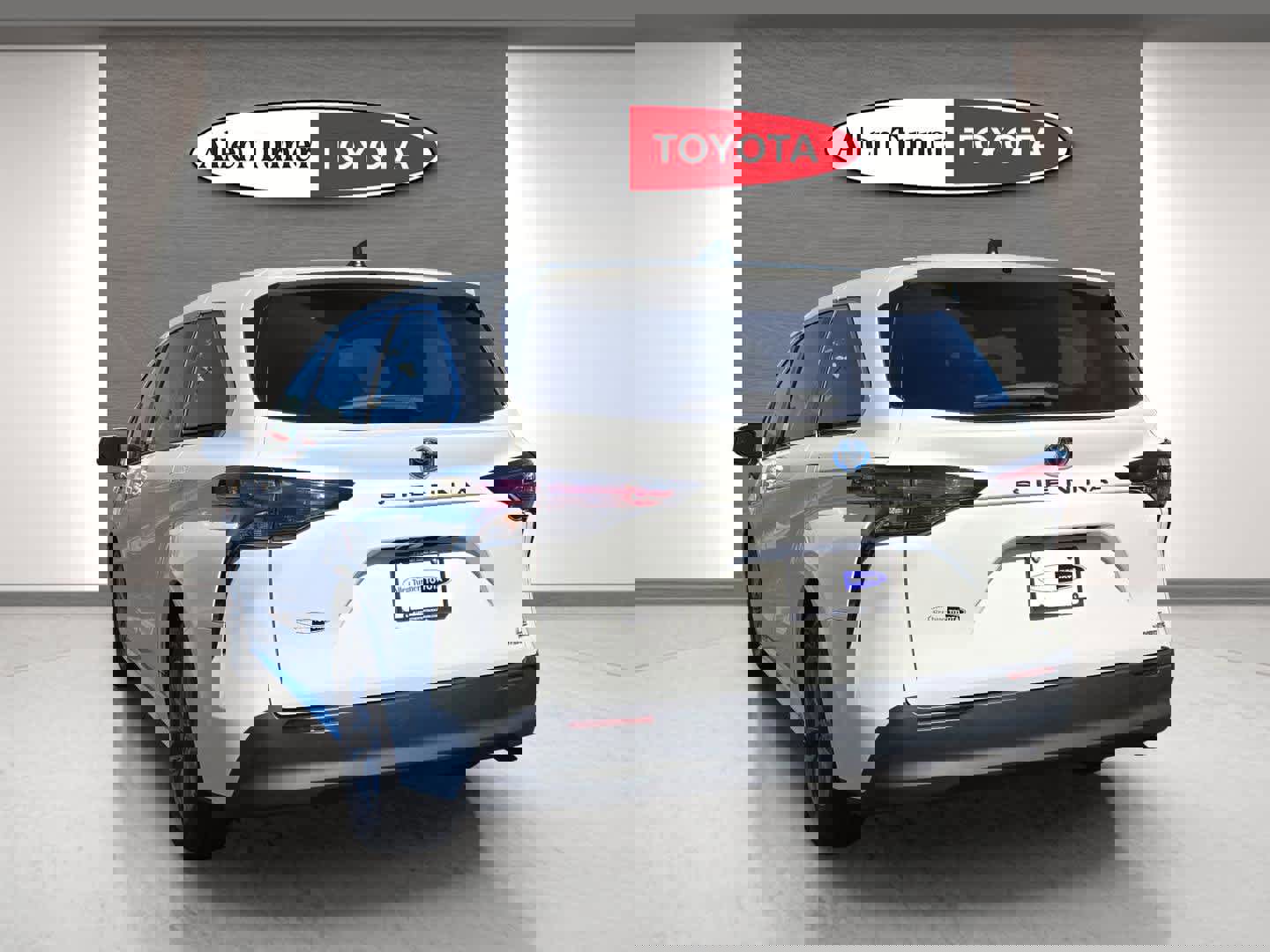 Used 2024 Toyota Sienna LE image 9