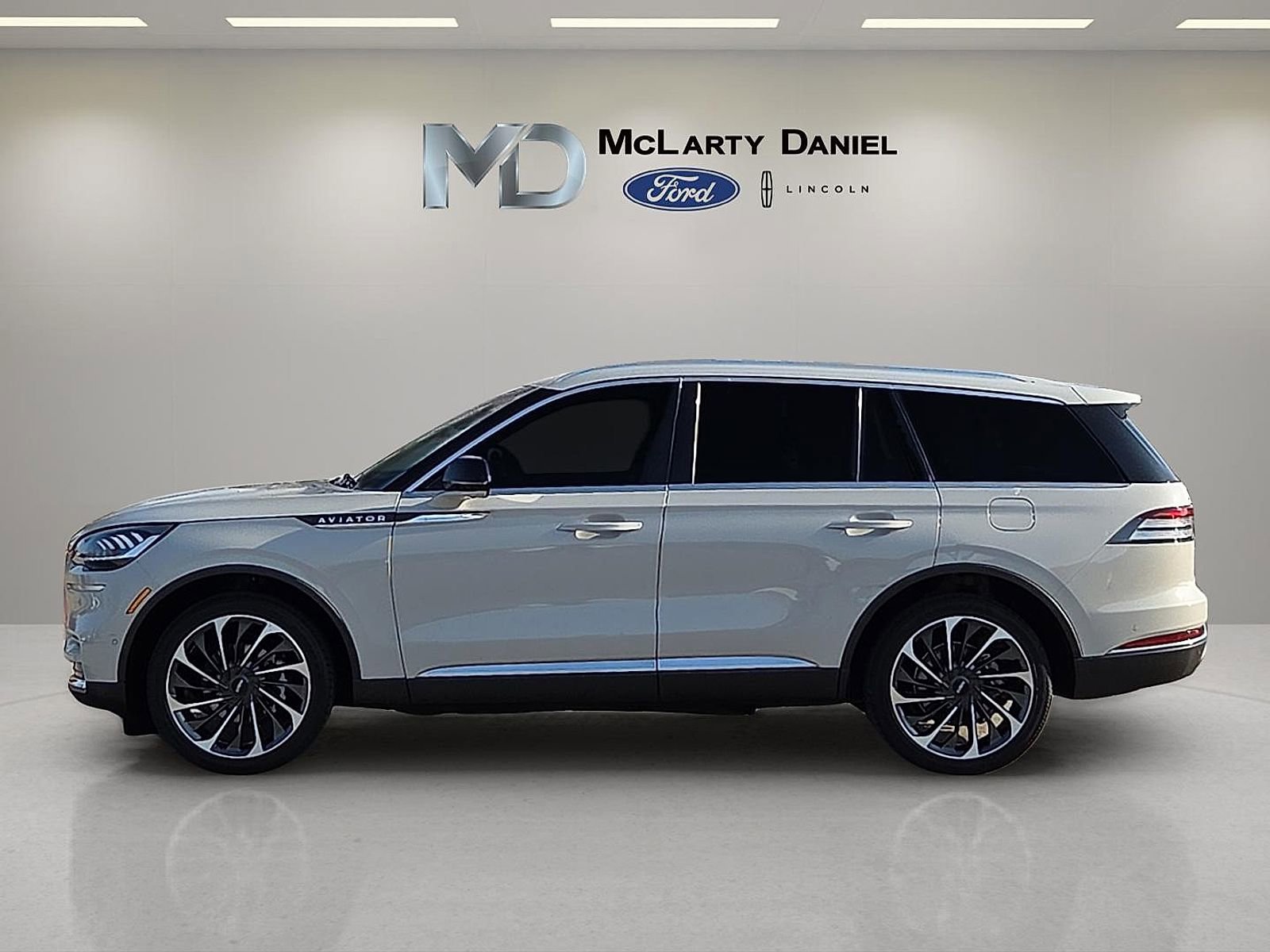 Used 2023 Lincoln Aviator Reserve w/ Equipment Group 201A AWD/4WD image 3