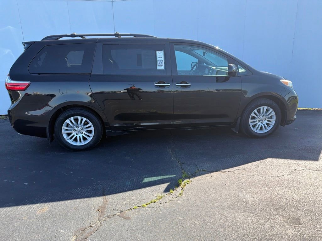 Used 2015 Toyota Sienna XLE Premium FWD image 3