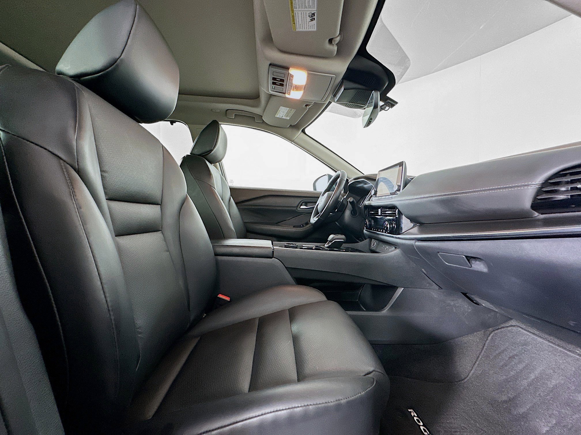 Used 2023 Nissan Rogue SV w/ SV Premium Package image 32