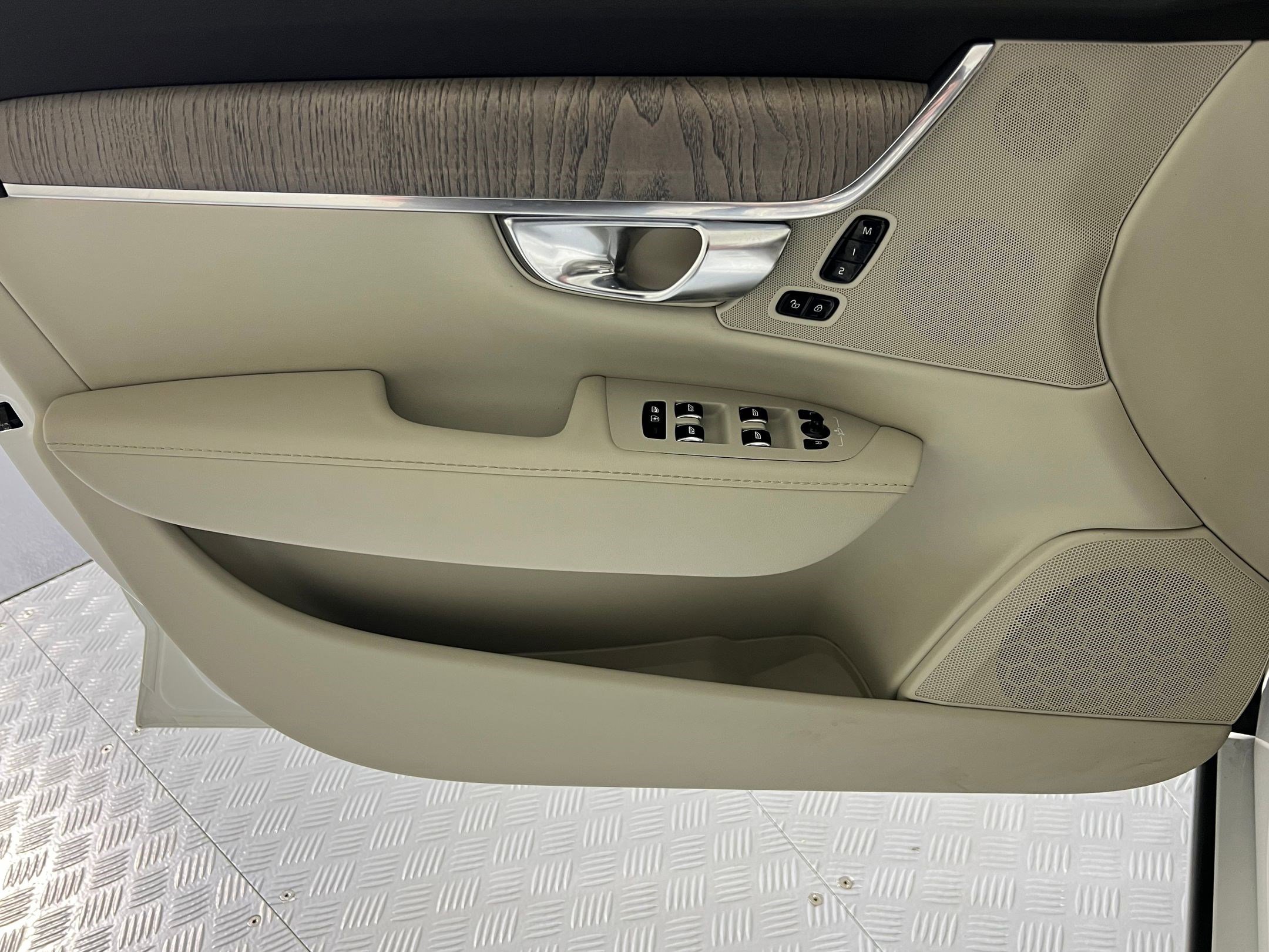 Used 2025 Volvo S90 B6 Plus image 12