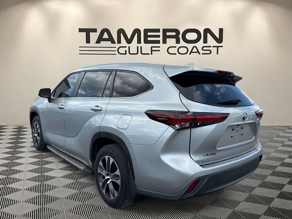 Used 2024 Toyota Highlander XLE FWD image 6
