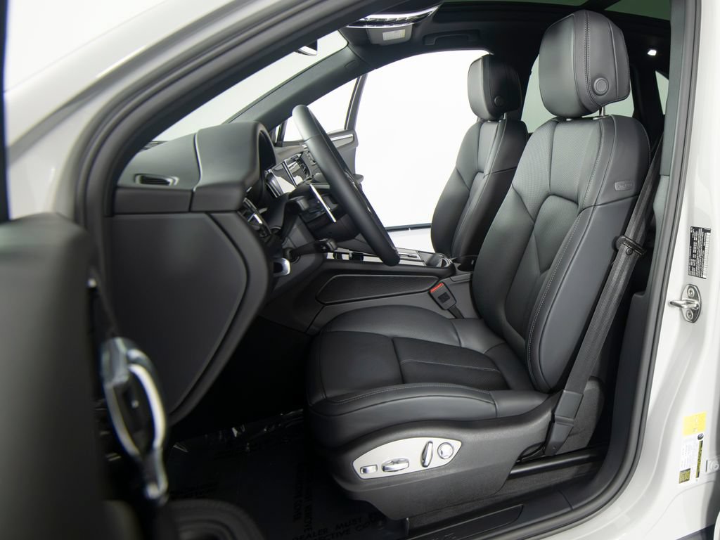 New 2026 Porsche Macan AWD/4WD image 4
