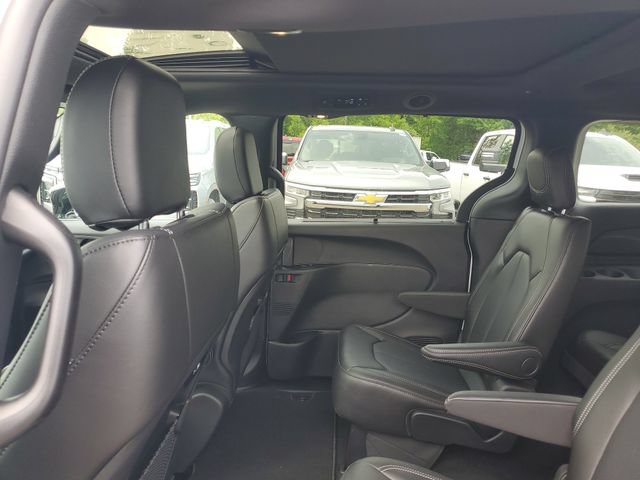 New 2027 Chrysler Pacifica Select AWD/4WD image 10